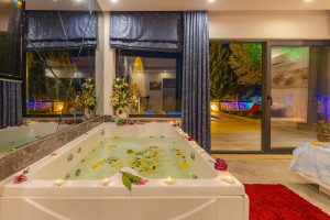 Read more about the article Romantic Hot Tub Decoration