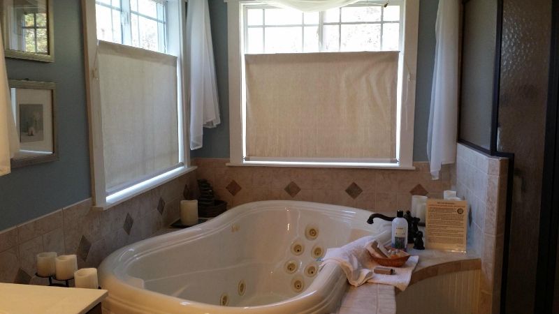 Seven Oaks Inn Bed and Breakfast, room with private jacuzzi, photo 2