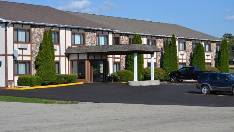 Sky Lodge Inn & Suites