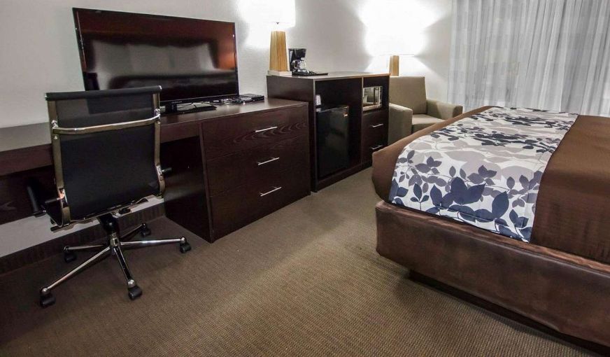 Sleep Inn & Suites And Conference Center Downtown, room with private jacuzzi, photo 6