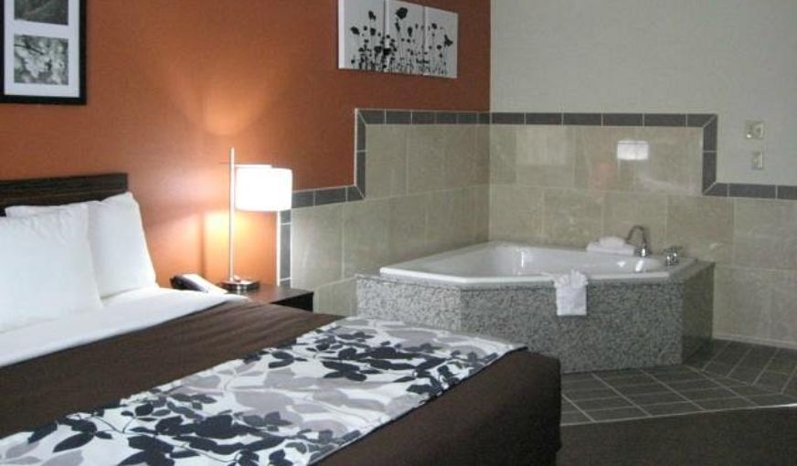 Sleep Inn & Suites And Conference Center Downtown, room with private jacuzzi, photo 8