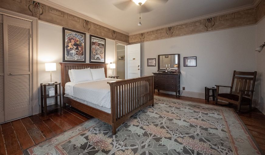 Stone Soup Inn, room with private jacuzzi, photo 3