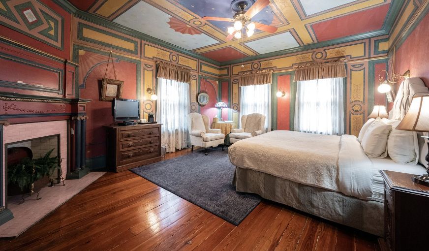 Stone Soup Inn, room with private jacuzzi, photo 6