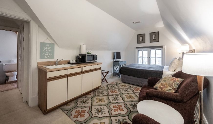 Stone Soup Inn, room with private jacuzzi, photo 7