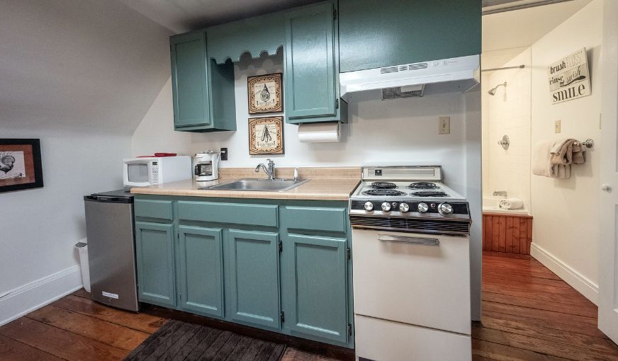 Stone Soup Inn, room with private jacuzzi, photo 8