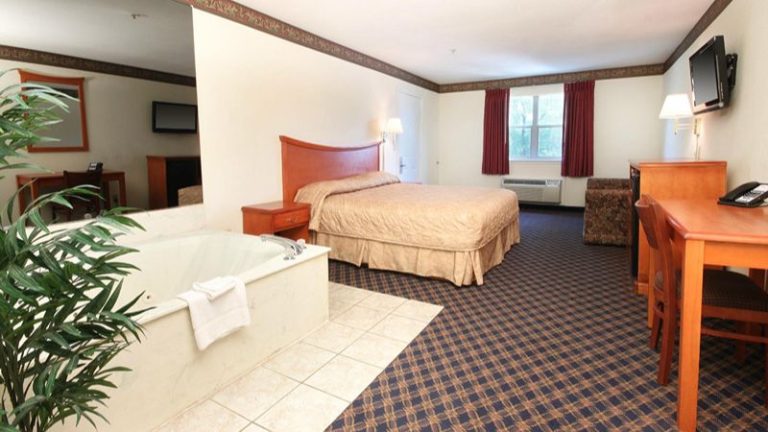 Super 8 by Wyndham Arlington Near AT&T Stadium
