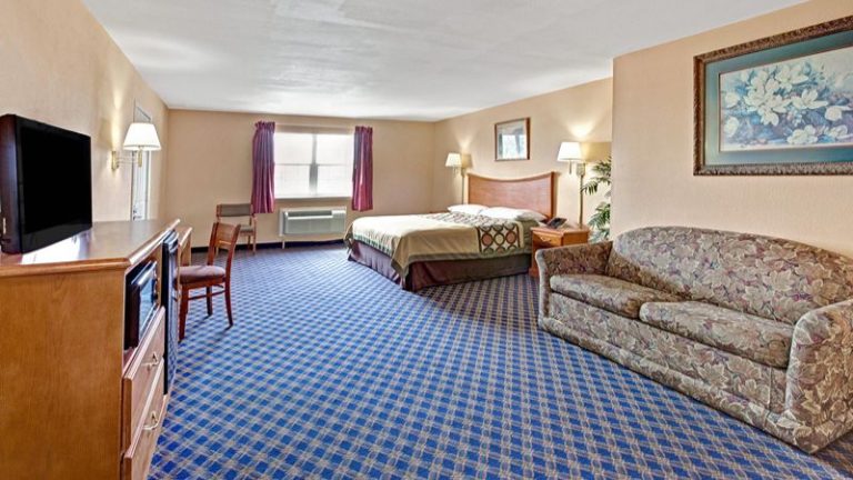 Super 8 by Wyndham Arlington Near AT&T Stadium