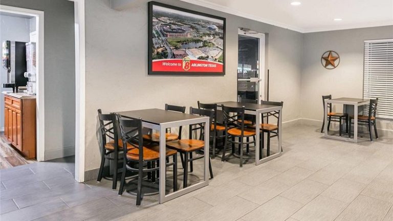 Super 8 by Wyndham Arlington Near AT&T Stadium