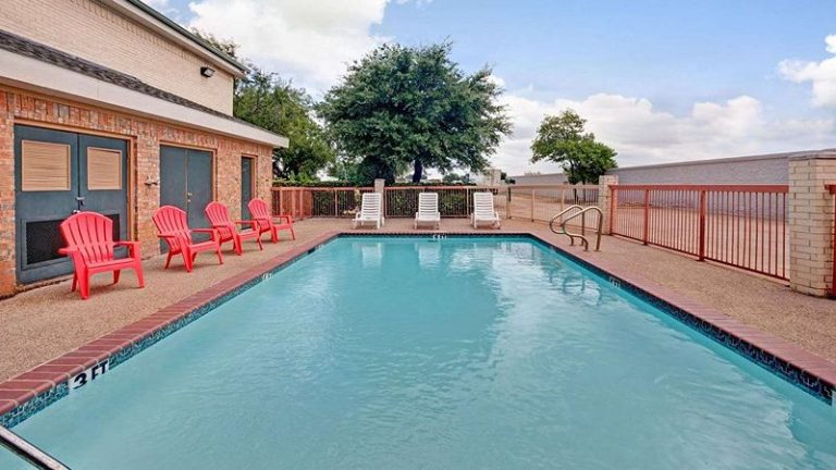 Super 8 by Wyndham Arlington Near AT&T Stadium