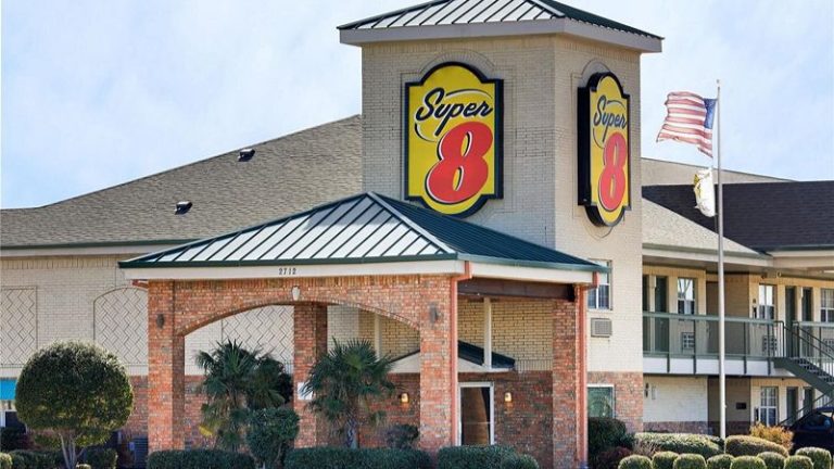Super 8 by Wyndham Arlington Near AT&T Stadium