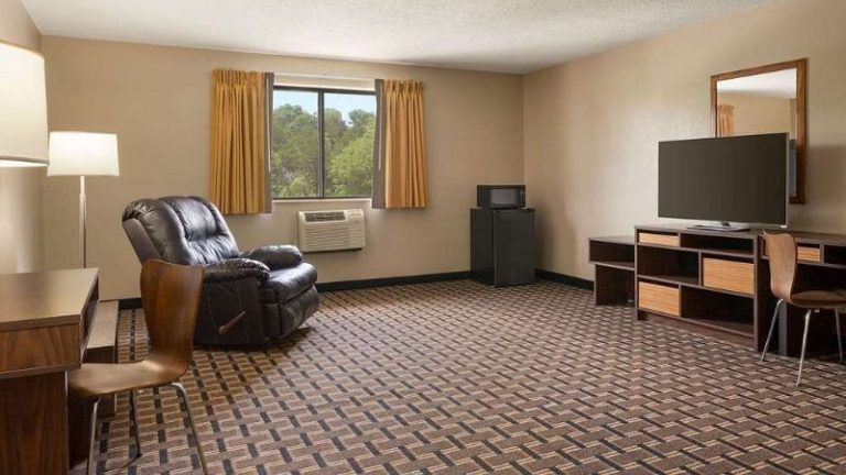 Super 8 by Wyndham Mayfield
