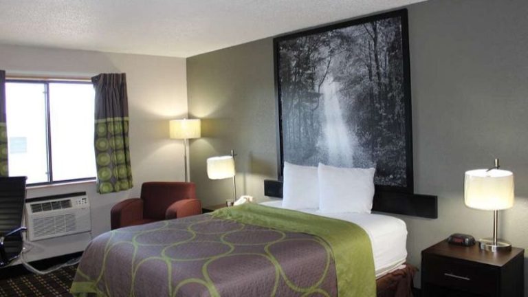 Super 8 by Wyndham Wyoming/Grand Rapids Area