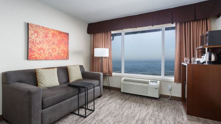The Coho Oceanfront Lodge