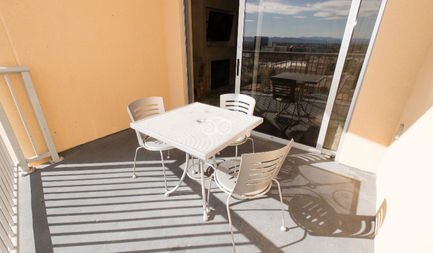 The Platinum Hotel, room with private jacuzzi, photo 7