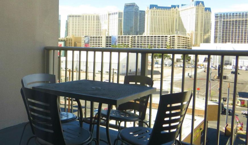 The Platinum Hotel, room with private jacuzzi, photo 6