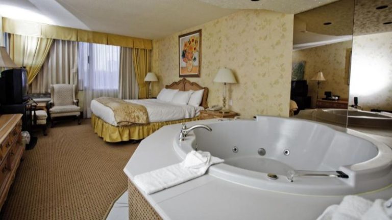 Travelodge by Wyndham Niagara Falls Fallsview