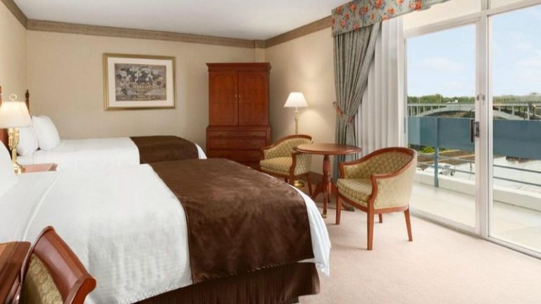 Travelodge by Wyndham Niagara Falls Fallsview