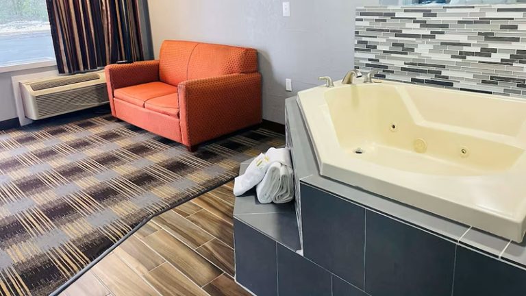 Travelodge by Wyndham Sellersburg