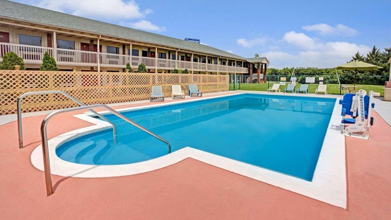 Travelodge by Wyndham Sellersburg