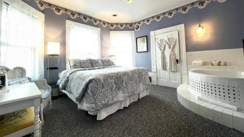 White Rose Inns & Motel, room with private jacuzzi, photo 3