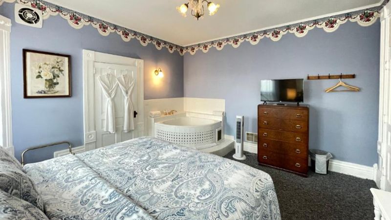 White Rose Inns & Motel, room with private jacuzzi, photo 5