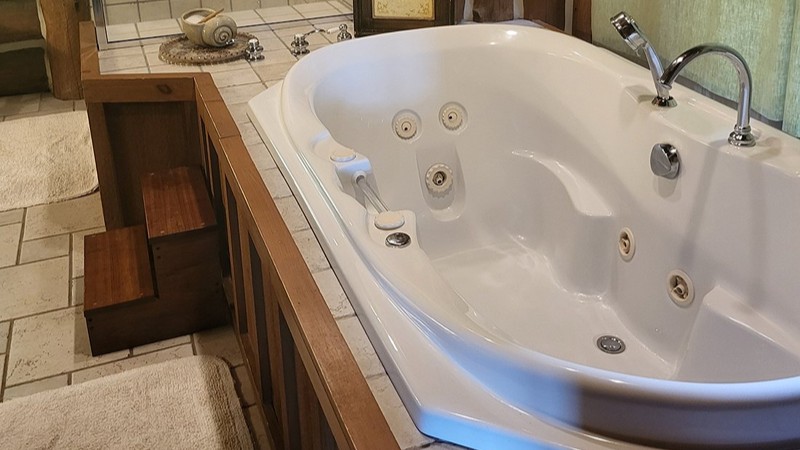 Wildberry Lodge, room with private jacuzzi, photo 3