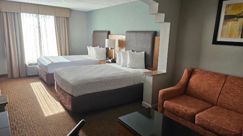 Wingate by Wyndham Greensboro Coliseum, room with private jacuzzi, photo 2