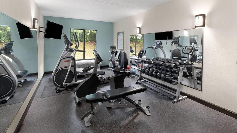 Wingate by Wyndham Greensboro Coliseum, room with private jacuzzi, photo 4