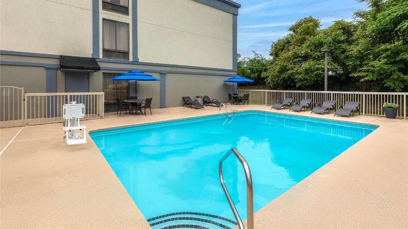 Wingate by Wyndham Greensboro Coliseum, room with private jacuzzi, photo 5