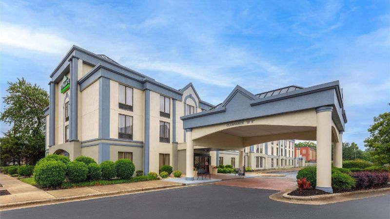 Wingate by Wyndham Greensboro Coliseum, room with private jacuzzi, photo 6