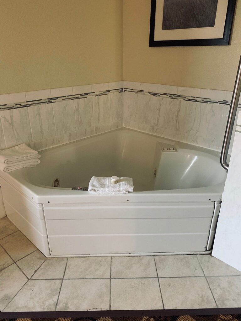 AmericInn by Wyndham Elkhorn Near Lake Geneva, room with private jacuzzi, photo 2