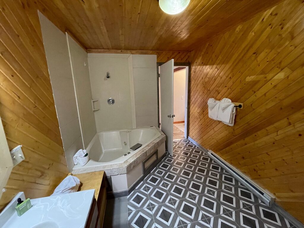 Estes Mountain Inn, room with private jacuzzi, photo 2