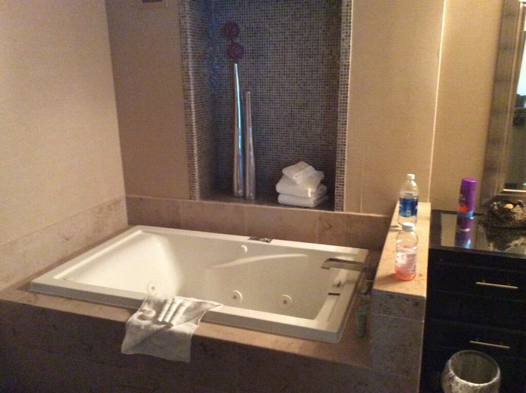 Sam’s Town Hotel & Gambling Hall, room with private jacuzzi, photo 4