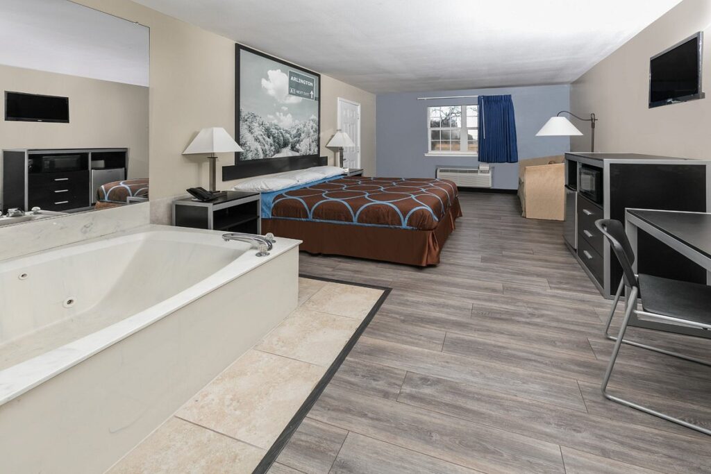 Super 8 by Wyndham Arlington Near AT&T Stadium