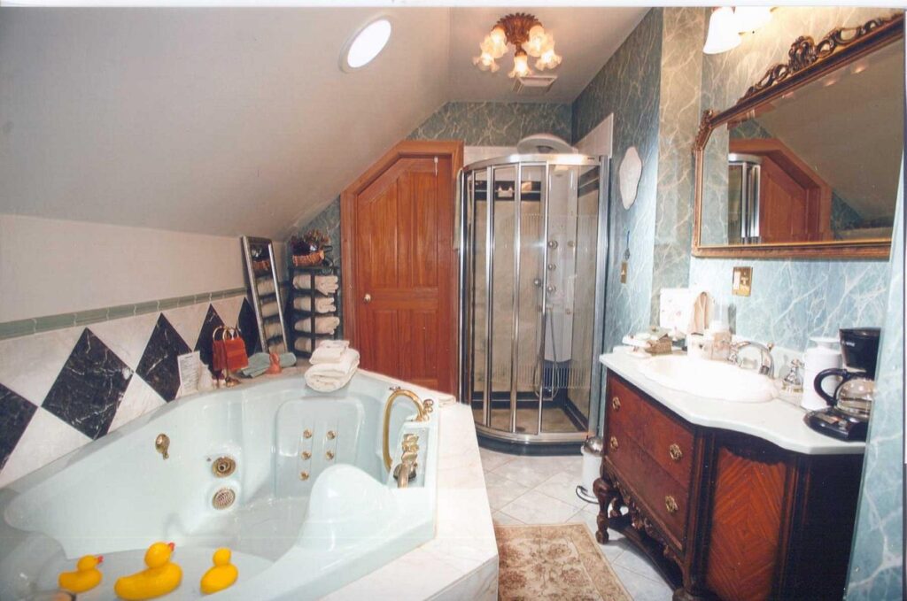 TC Smith Historic Inn, room with private jacuzzi, photo 2