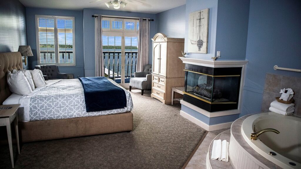 The French Country Inn on the Lake, room with private jacuzzi, photo 2