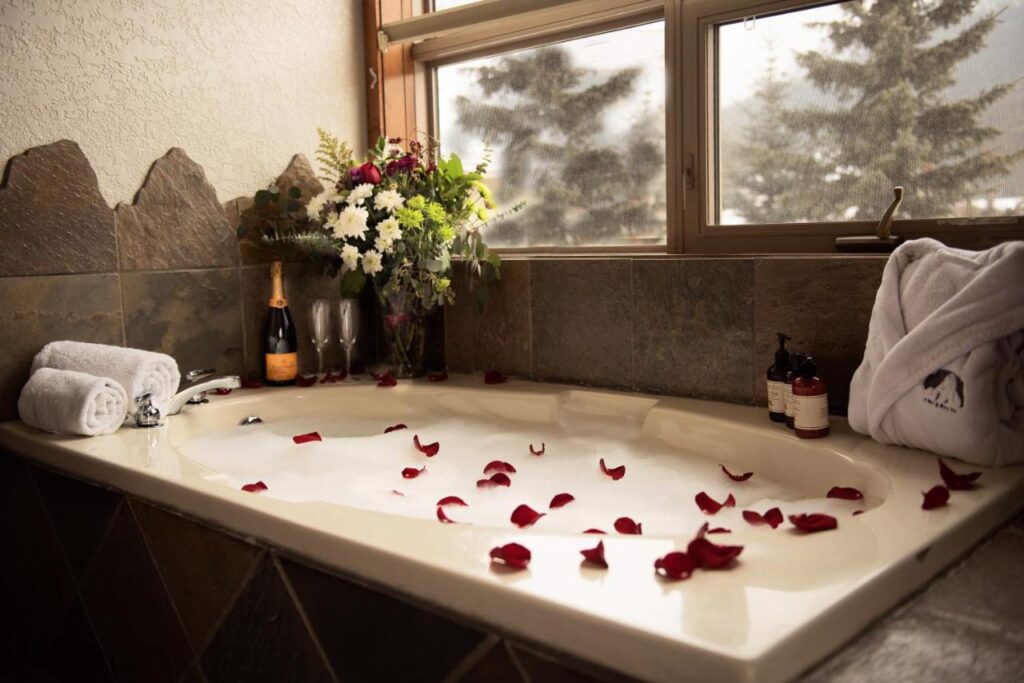 A Bear and Bison Canadian Country Inn, room with private jacuzzi, photo 2