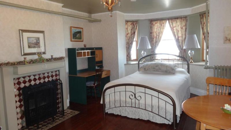 A Tanners Home Inn Bed and Breakfast, room with private jacuzzi, photo 3