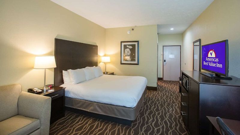Rodeway Inn West Point, Ms, room with private jacuzzi, photo 2