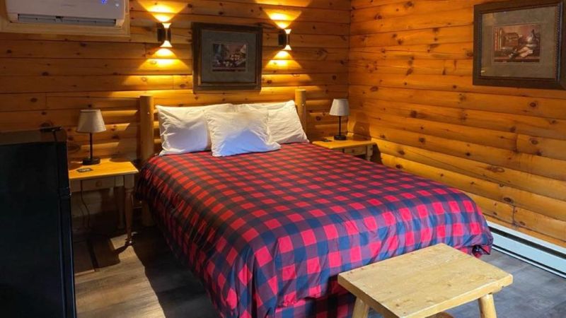 Auberge MicKy Inc, room with private jacuzzi, photo 2