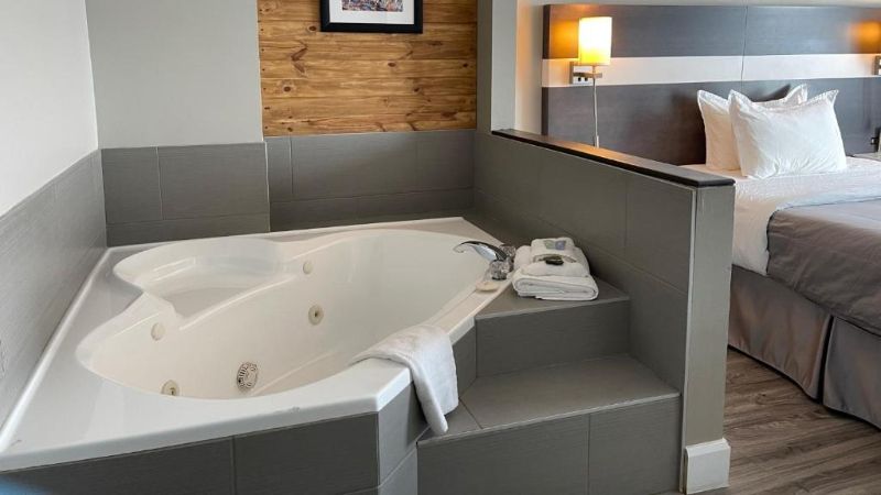 Auberge de la Gare, room with private jacuzzi, photo 1