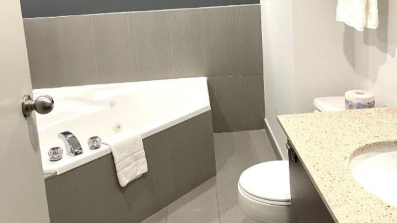 Auberge de la Gare, room with private jacuzzi, photo 2