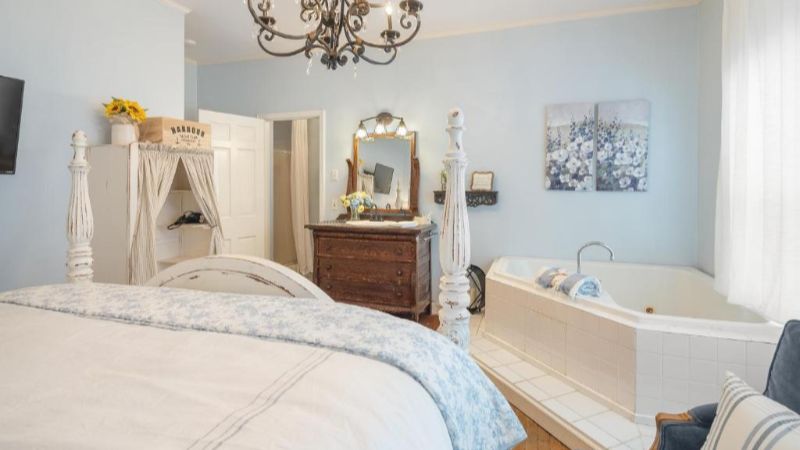 Beland Manor Inn, room with private jacuzzi, photo 3
