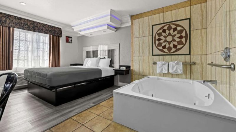 Best Inn Santa Ana1 - jacuzzi hotel room