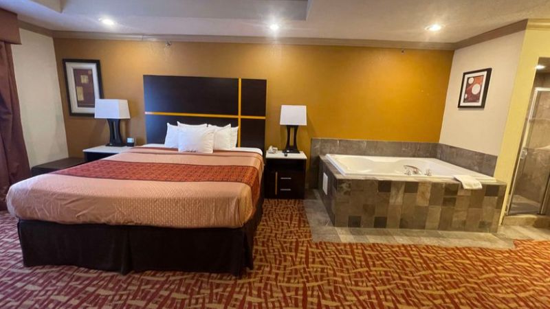 Best Western Aspen Hotel, room with private jacuzzi, photo 2