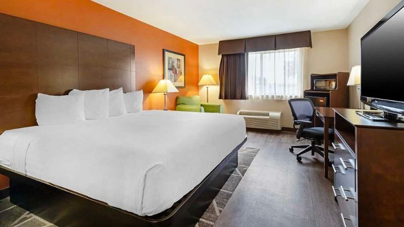 Best Western Inn & Suites, room with private jacuzzi, photo 2
