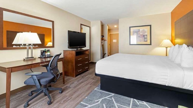 Best Western Inn & Suites, room with private jacuzzi, photo 3