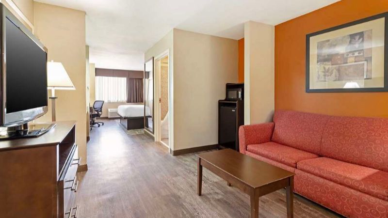 Best Western Inn & Suites, room with private jacuzzi, photo 4