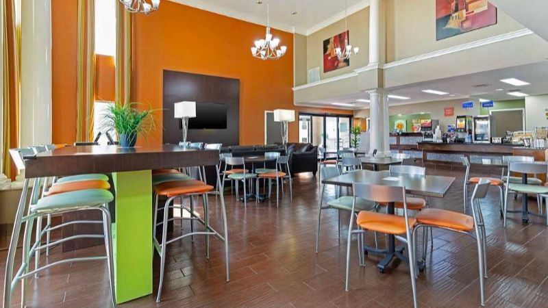 Best Western Inn & Suites, room with private jacuzzi, photo 6