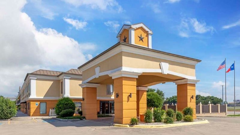 Best Western Inn & Suites, room with private jacuzzi, photo 8